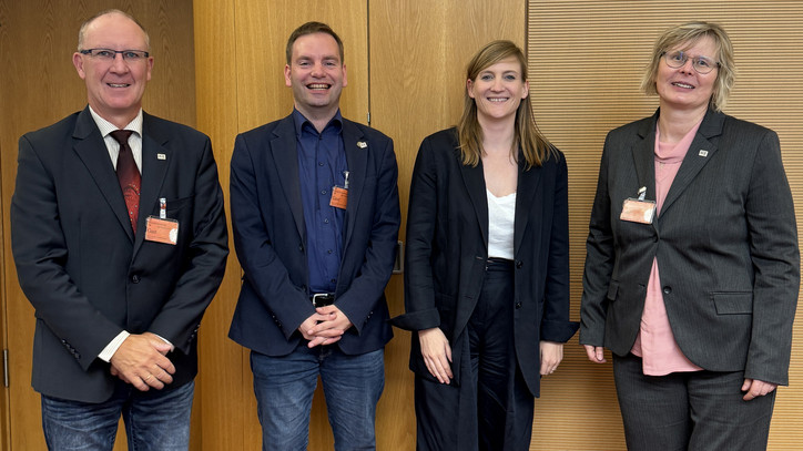 Bundesvorsitzender Mario Blödtner, Bundesgeschäftsführer Björn Benkhoff und Stv. Bundesvorsitzende Elke Strauß bei MdB Carmen Wegge (2. v. rechts)